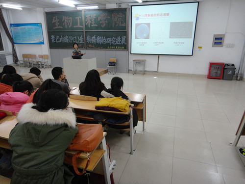 陈珊教授为员工介绍PCL研究上取得了突破性的进展