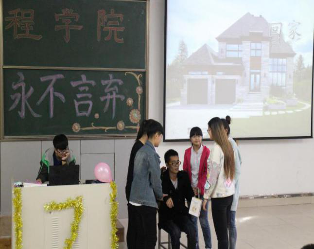 同学们进行小品表扬
